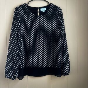 CeCe Women’s chic black and white bow print blouse with keyhole detail. Size M